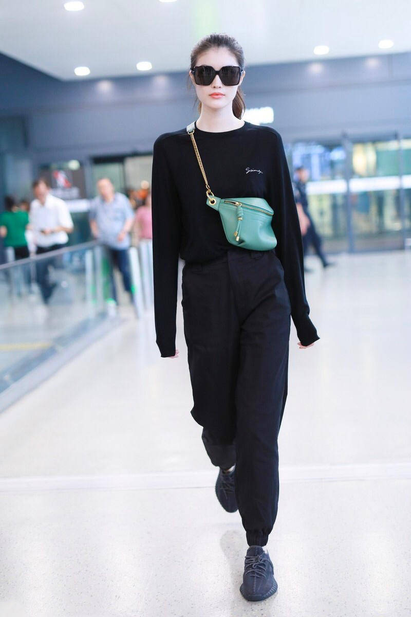 挎包|街拍：包包挎胸前呈现出了时髦范，更添酷炫！超模和女星都这样搭