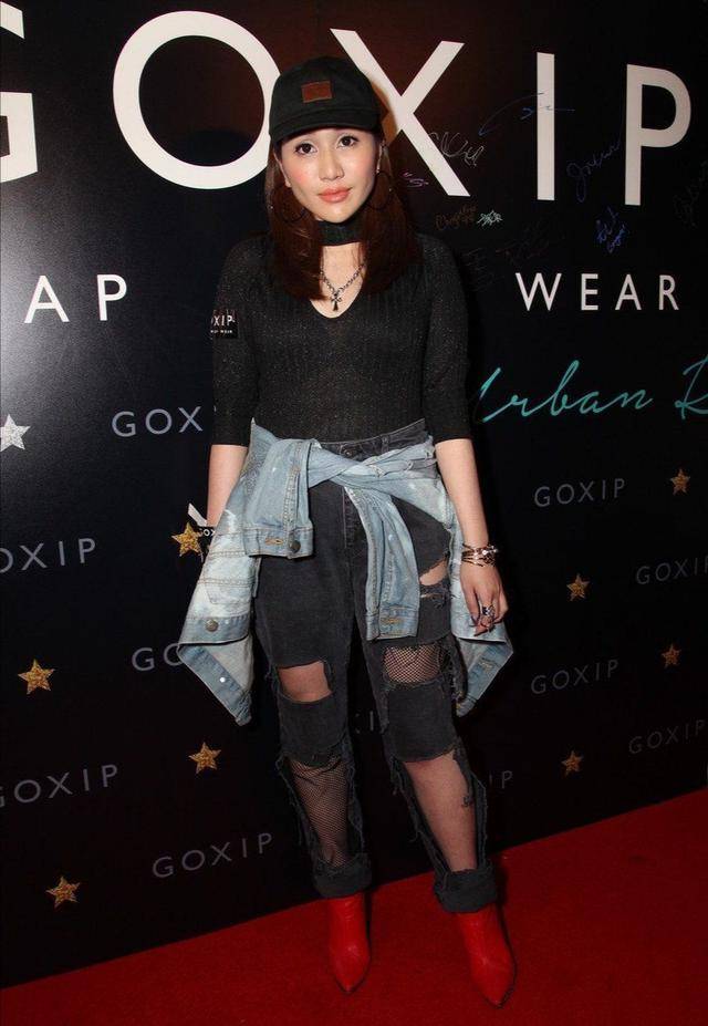 太水|赌王四太长女衣品太水，破洞裤配丝袜显低俗，牛仔衣拦腰穿不端庄