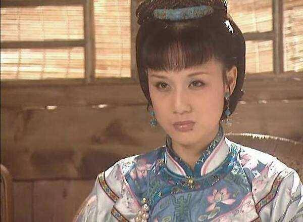 衣服|最美容妃李建群去世,设计的衣服高度还原历史,不愧第一古典美人