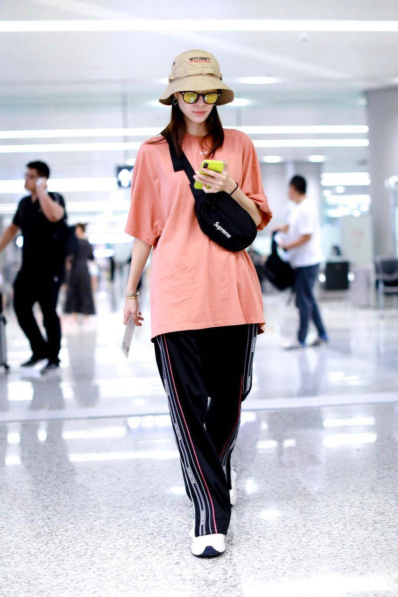 挎包|街拍：包包挎胸前呈现出了时髦范，更添酷炫！超模和女星都这样搭