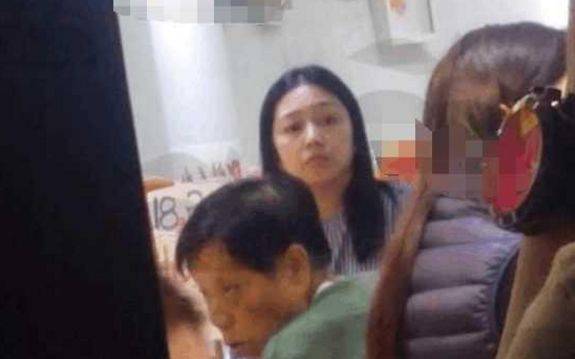 刘德华妻子带女去菜市场买菜,穿着朴素