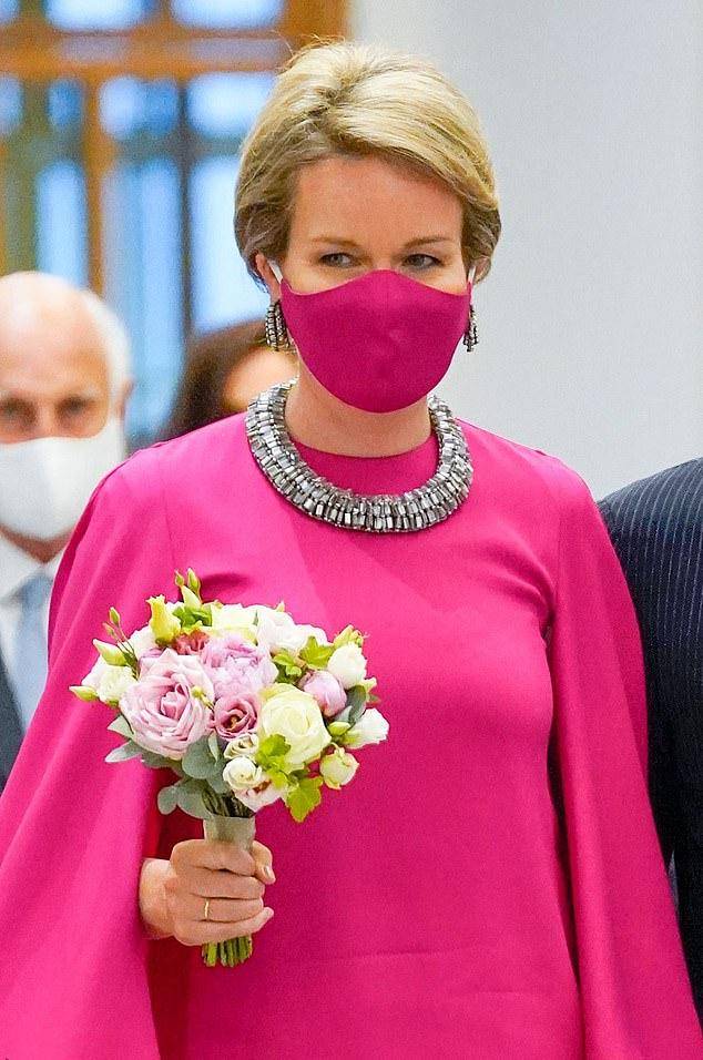 着装|比利时王后爱大红大绿，着装大气华丽，却爱戴借来的珠宝？