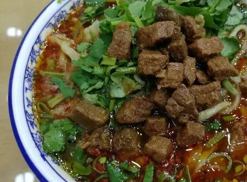 原创西安的传统大块牛肉面,里边的牛肉怎么做?诀窍就在这里