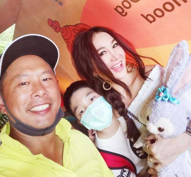 比基尼|53岁温碧霞穿比基尼，富豪老公被嘲黑又老，港风女神为显年轻太拼