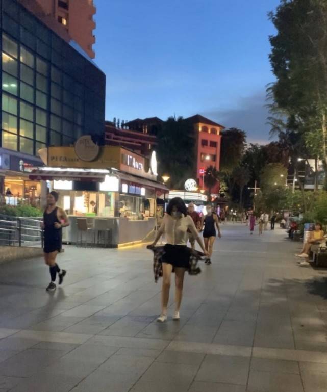 曲线|路人街头偶遇许晴,完美诠释S型曲线美人,51岁的状态让人羡慕