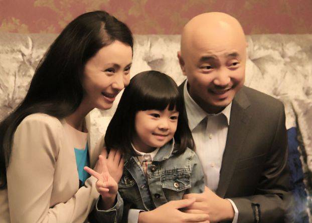 原创黄磊女儿已经够漂亮了,看到徐峥女儿,才明白什么叫高颜值