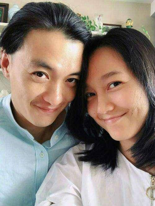 朱丹挺四个月孕肚抱女儿出街，素面朝天身材臃