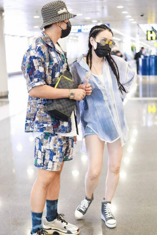 张伦|钟丽缇啥情况？全身穿一件T恤露面，这么大胆张伦硕没法管？