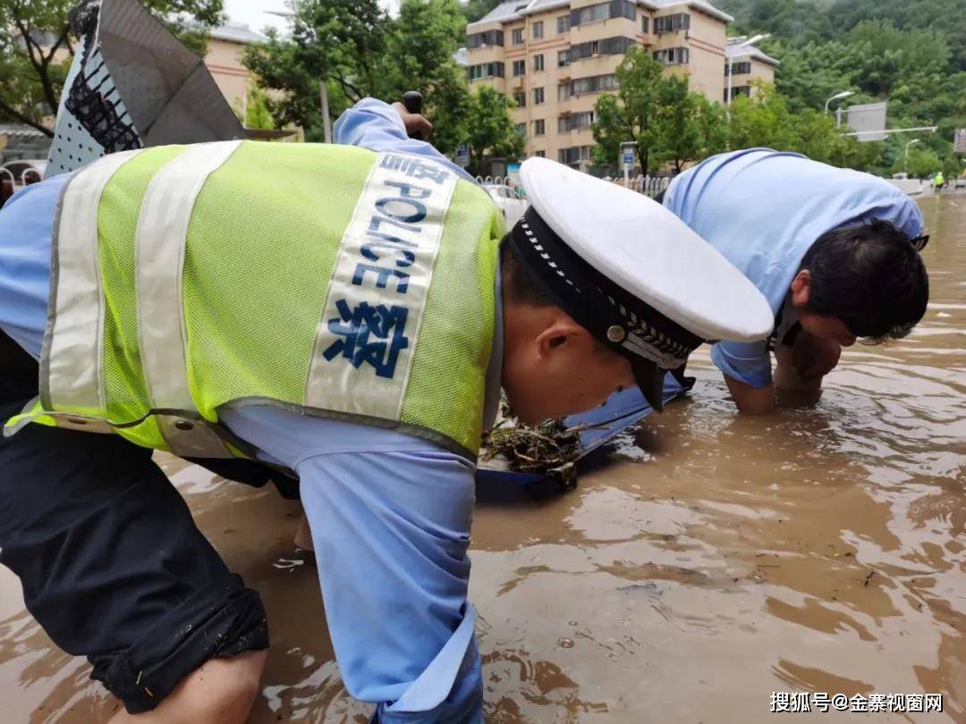 在另一边,交警们挽起裤脚,用责任与担当诠释警民同心,用爱与生命守护