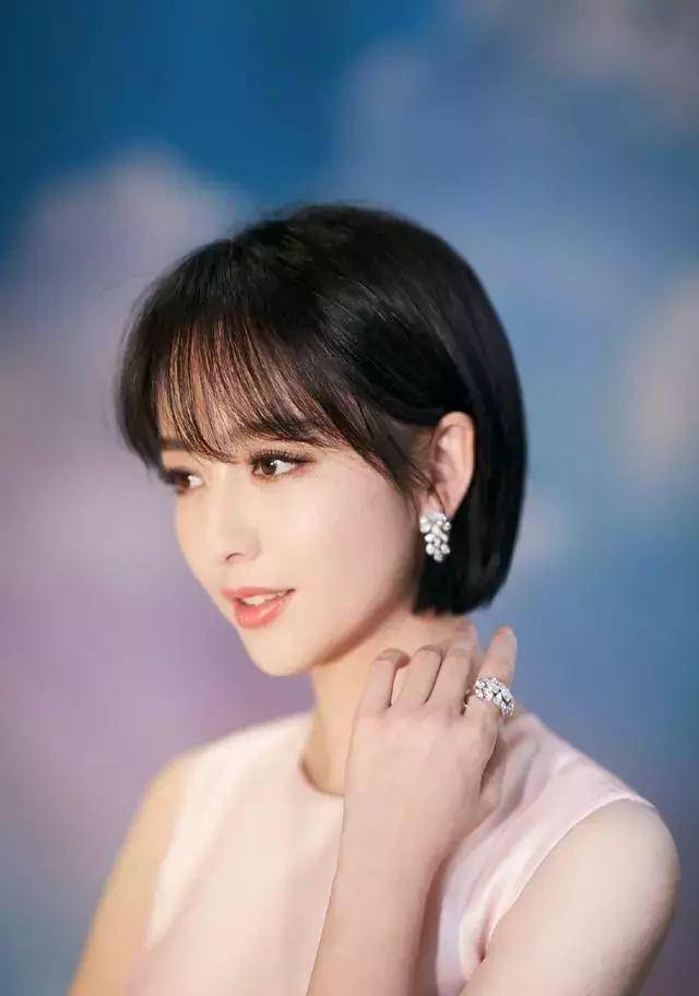 全班|佟丽娅称自己“全班最丑”，本以为是谦虚，看合照：什么神仙班级