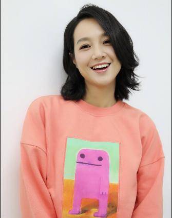 朱丹挺四个月孕肚抱女儿出街，素面朝天身材臃