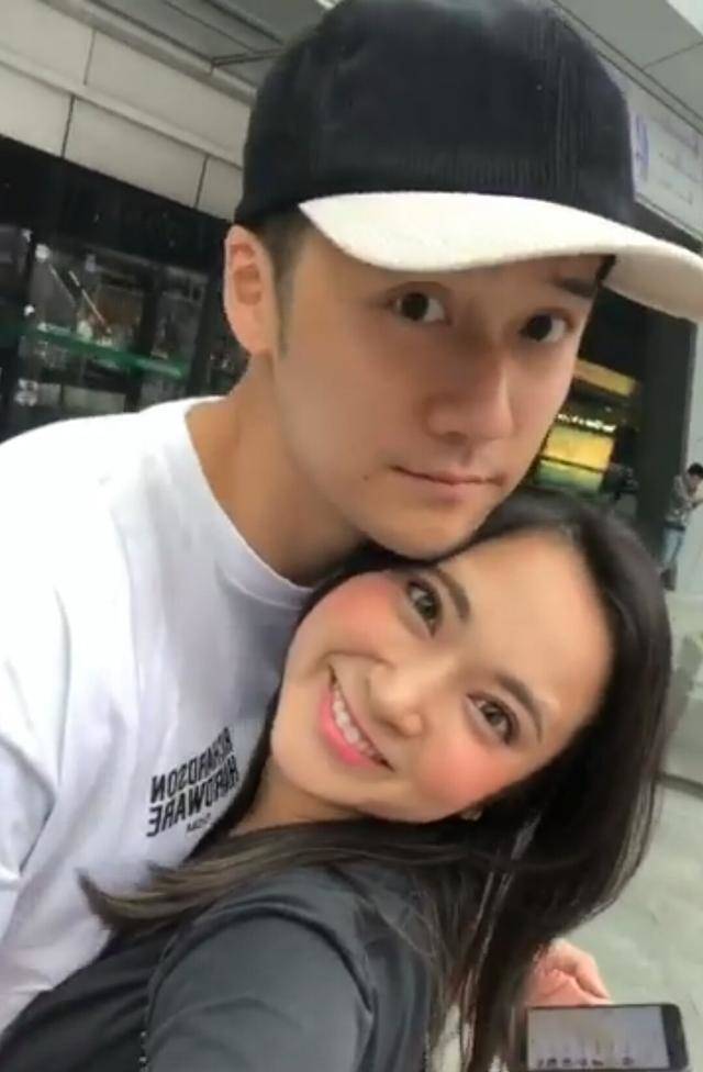 机场|原创蒋劲夫近照曝光，独自现身机场，戴耳钉项链穿扮嘻哈，纹身抢镜