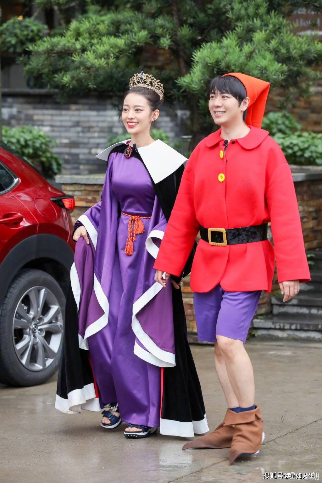 偶遇郎朗老婆独自拍广告，吉娜秒变表情引热议