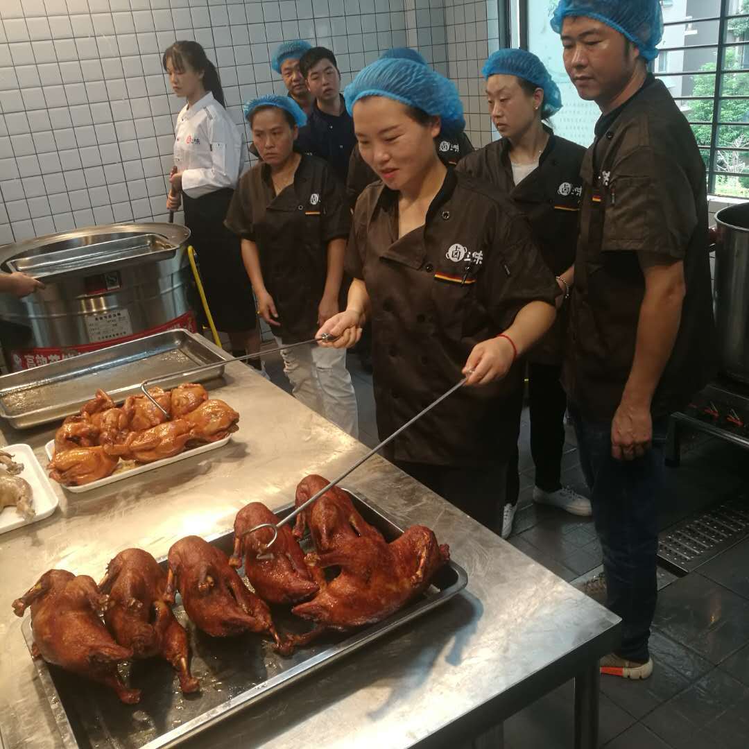 四川老吴事业第二春!卤三味教正宗卤味配方零加盟费开店盈利快!