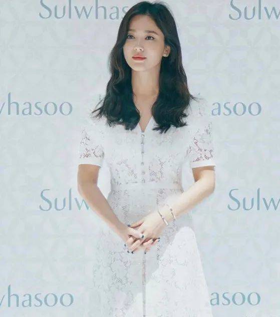 西装|宋慧乔离婚后更显颜值!身穿白色西装配精美妆容,气质太好惹人爱