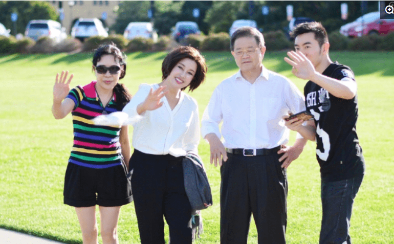 知性|刘晓庆晒出老公合照，打扮知性修了图像两代人，但衰老已成事实！