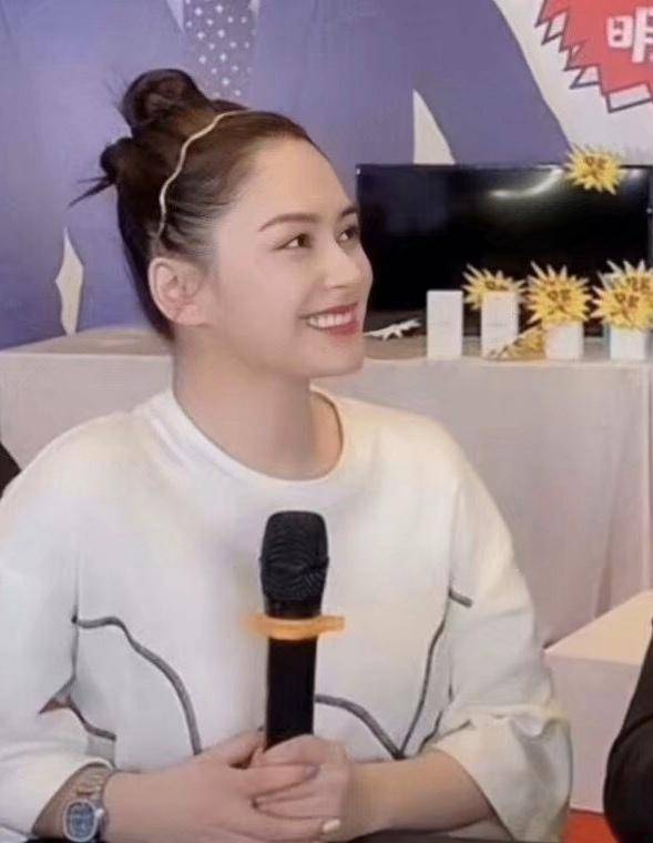 路人|钟欣潼离婚后和路人合影曝光，身材发福比路人还胖，放飞自我了