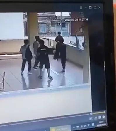 动作|篮球小伙模仿后仰投篮突然坠楼！很多网友都爱做的动作