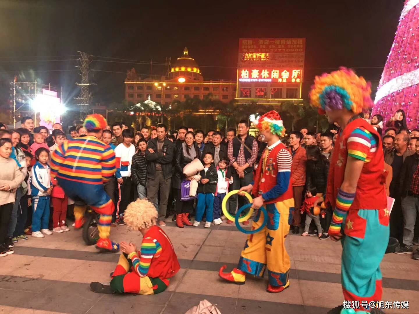 生日派对小丑派发气球互动 气球小丑演出服务 旭东传媒演绎资源对接