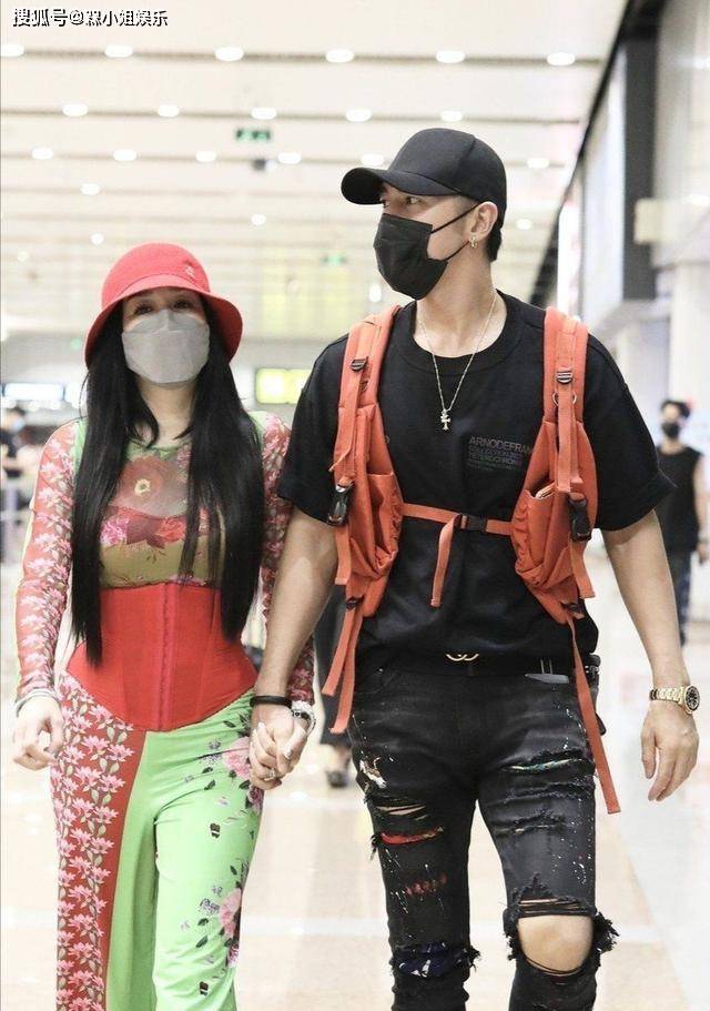 束腰带|钟丽缇快50了还这么招摇，穿绿红套装出行，用束腰带硬勒出巴掌腰