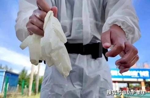 新疆防疫人员脱下防护服的那刻,泪崩了