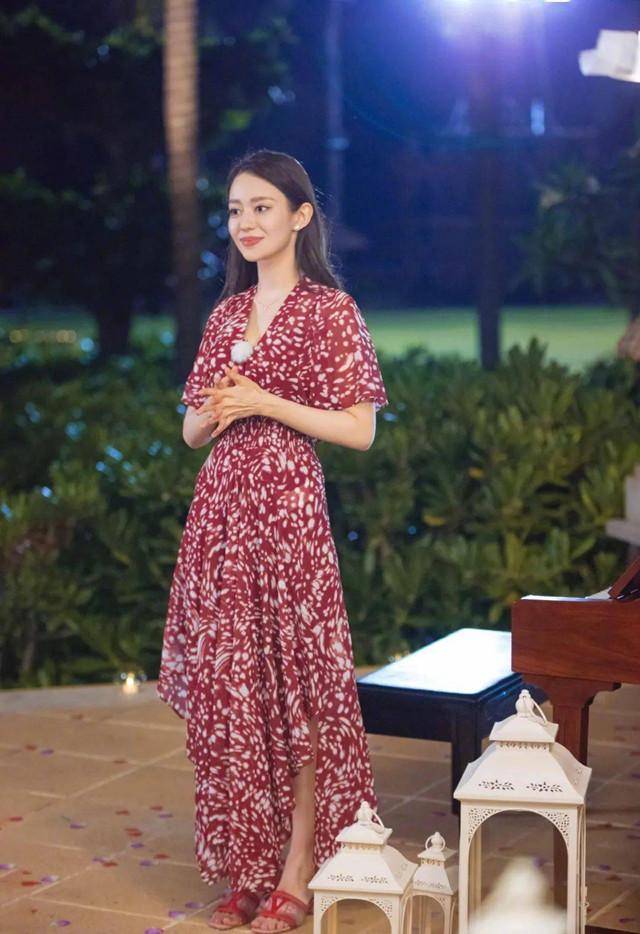 原创吉娜总算脱下针织衫,看这背和腰,肯定不是用直尺画的吗?