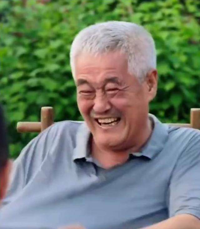 63岁赵本山近况罕曝光,皱纹白发尽显老态,被指操心太多老得快