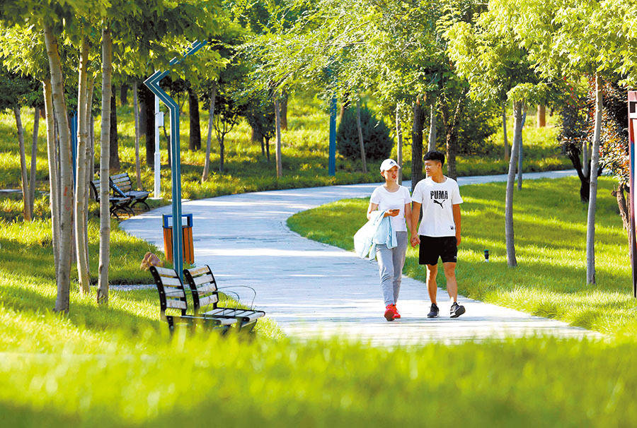 7月20日,在石家庄市灵寿县松阳河湿地公园里,当地群众在公园里散步.