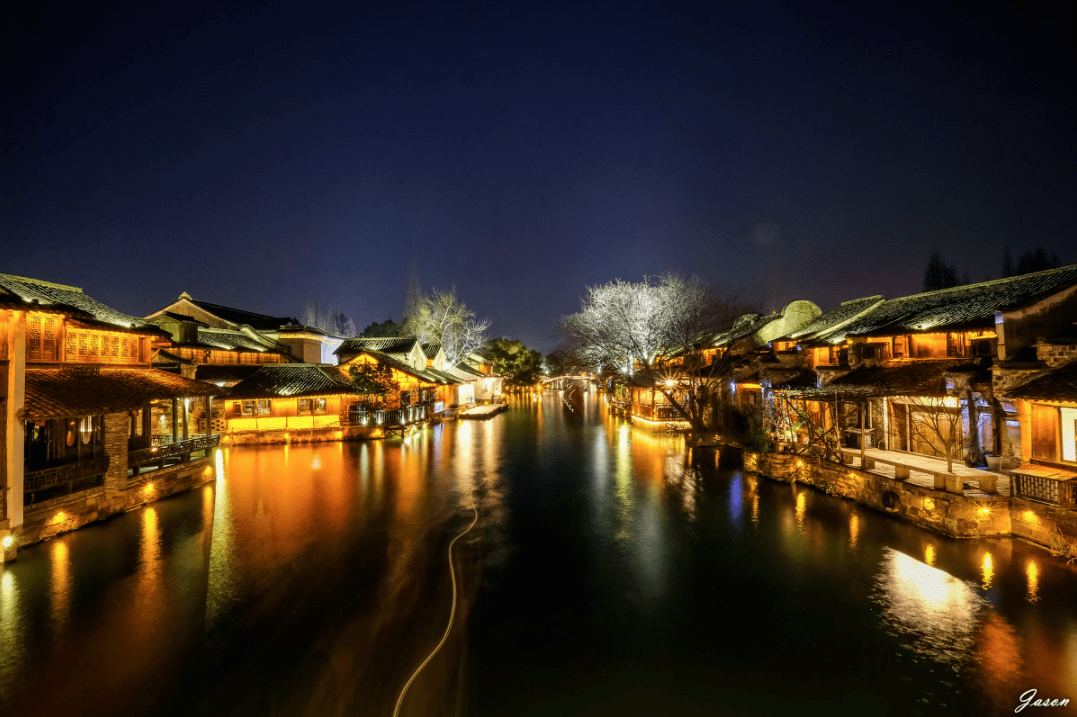 乌镇,迪士尼开启夜市!江南水乡pk梦幻王国,谁是最会搞"市"的?