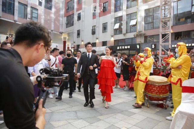 郑恺苗|郑恺苗苗婚后合体现身,老婆穿抹胸裙配珠宝像贵妇,挺孕肚也惊艳