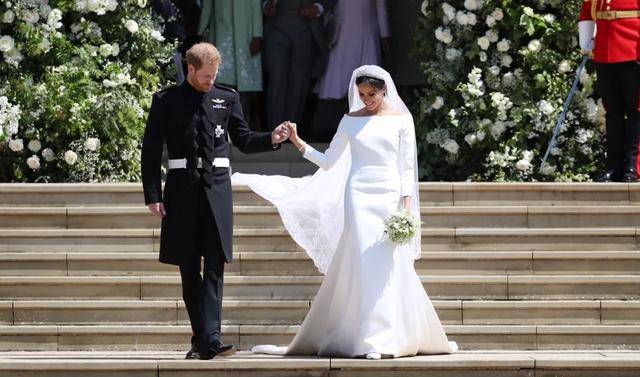 原创英国王室婚纱比美:凯特王妃的最贵,尤金妮公主的最励志