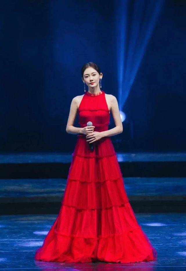 郑恺苗|郑恺苗苗婚后合体现身,老婆穿抹胸裙配珠宝像贵妇,挺孕肚也惊艳