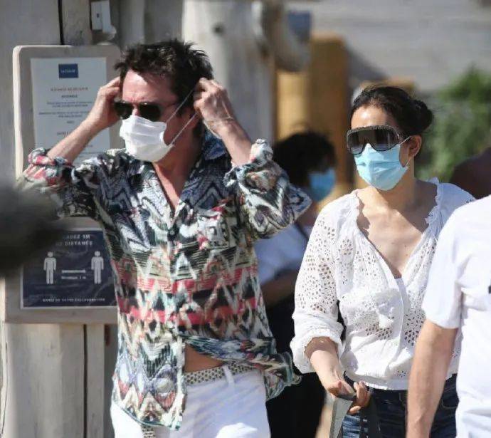 55岁巩俐与72岁法籍老公十指紧扣海滩度假,夫妻俩看起来很显年轻