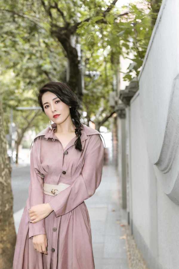 紫色|曾黎真是“氧气美女”，穿紫色连衣裙高贵优雅，一般人hold不住