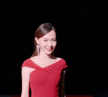 粉色|36岁唐嫣产后复工，穿粉色流珠裙出镜气质美绝，状态越看越年轻