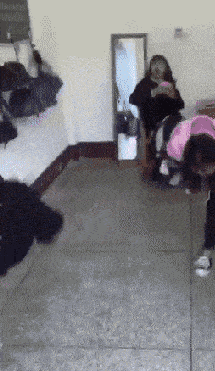 搞笑gif:女友很强势,男人一辈子的痛!