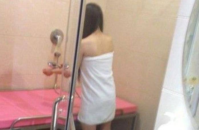 偷合租美女内衣打胶_合租美女的内衣内裤(3)