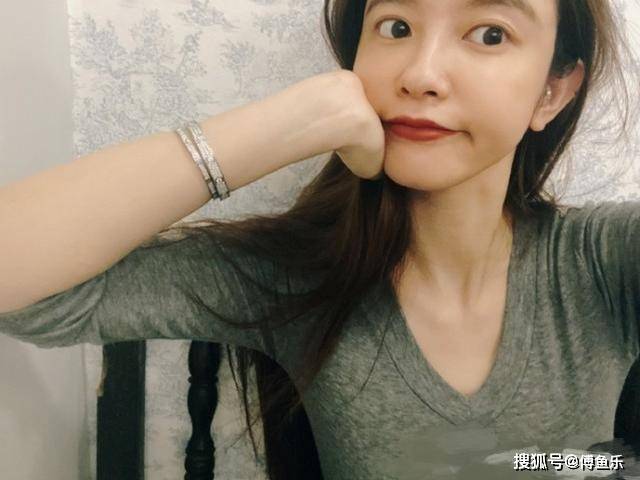 腹肌|没怀孕？张大奕拍照晒腹肌，身材不输董花花，闪亮肚脐钉抢镜！