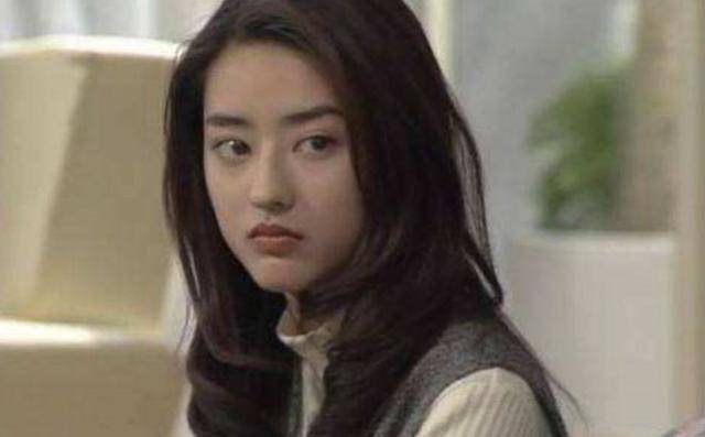 刘亦菲|刘亦菲黄圣依脸越来越大，女神组团发腮，小泽真珠也没逃脱