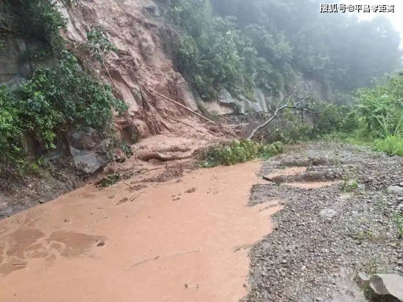 大雨侵蚀,导致山体滑坡