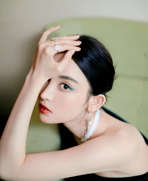 长相|简单服装风很好看,古力娜扎身材好,轻松驾驭成模板