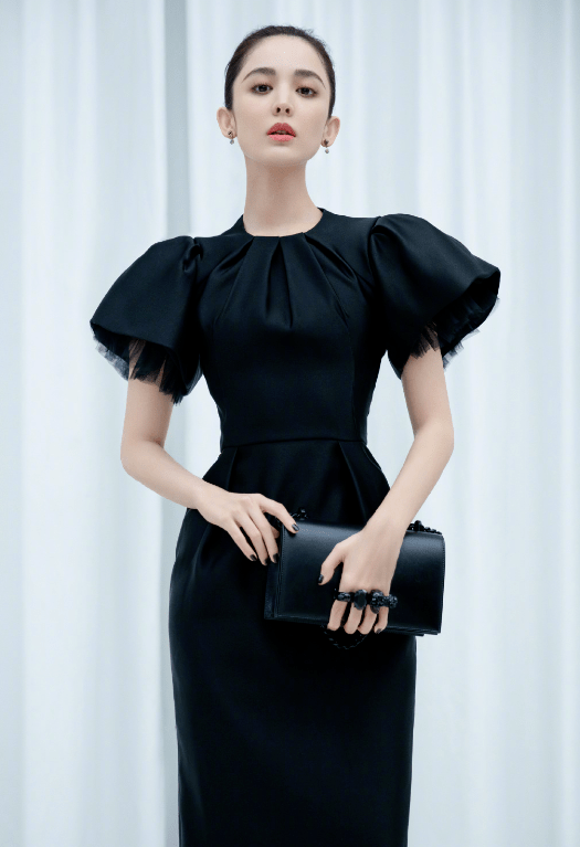 长相|简单服装风很好看,古力娜扎身材好,轻松驾驭成模板