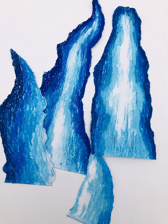 第一步:白色卡纸上用油画棒画出冰山的颜色渐变