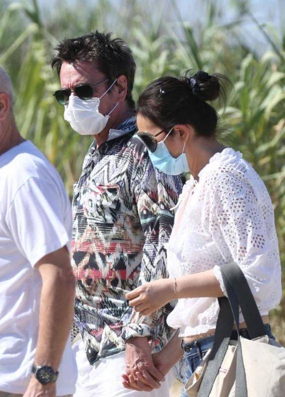 55岁巩俐穿着性感，与71岁丈夫十指紧扣，二人同