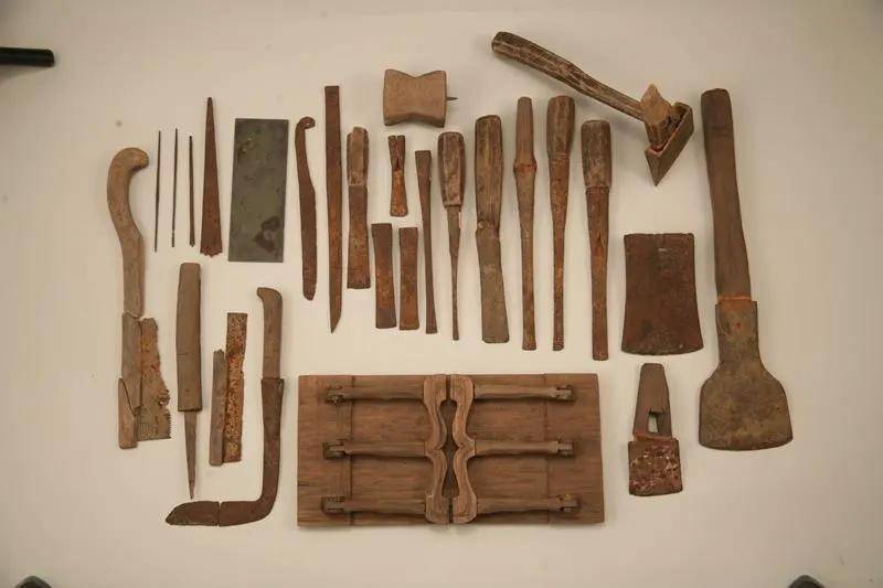 这些工具一般都有较锋利的刃口,木工在学习最主要的是要掌握好各种