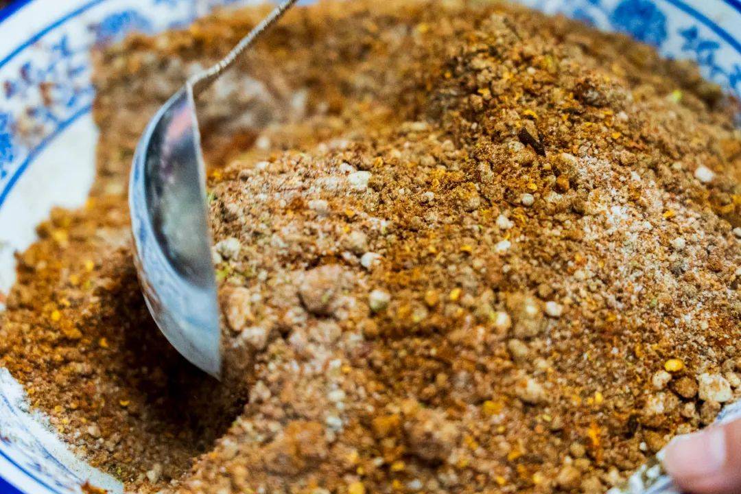 昆明|路边卖烧烤，好吃到车辆水泄不通昆明43斤村花找不到对象