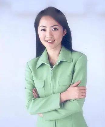 25年"零绯闻"的央视"气象小姐"杨丹,她现在过得怎么样