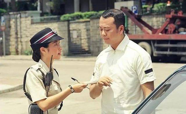 筷子|原创59岁欧阳震华工作骤减暴瘦,眼袋巨大脸下垂,还惊现筷子腿