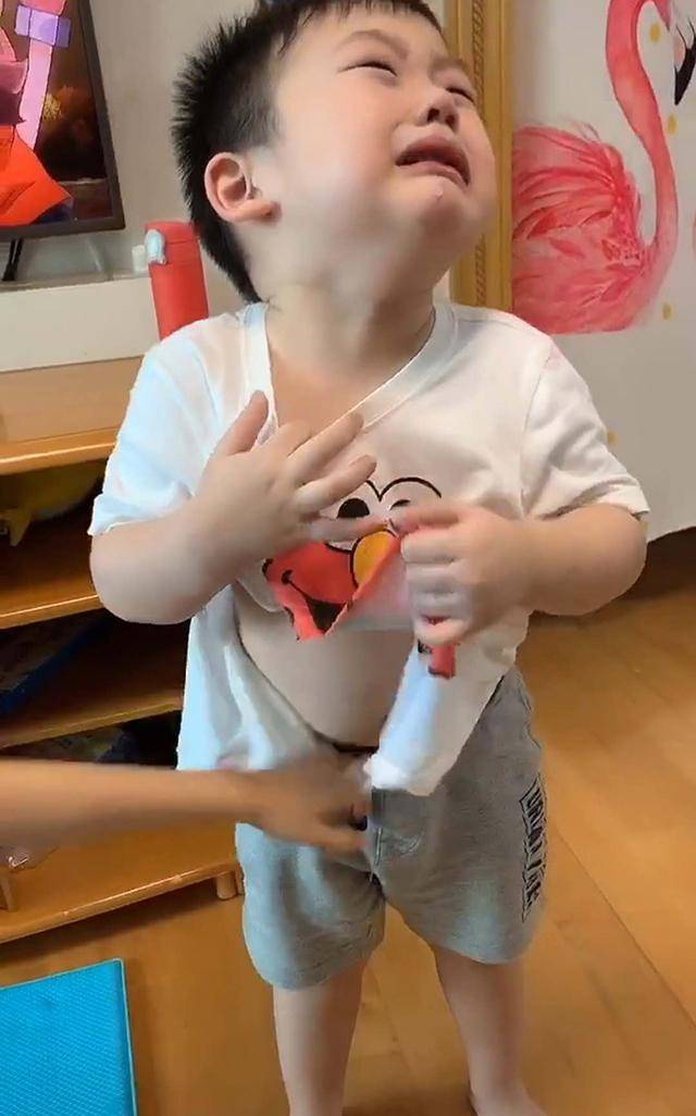 弟弟与姐姐干架，身上“战袍”被姐姐撕碎，妈妈：人在屋檐下，该低头就低头