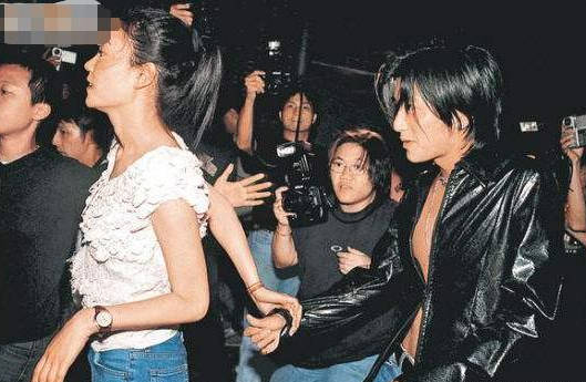 50岁王菲被小狼狗一把搂住,与谢霆锋的世纪复合再次告终?